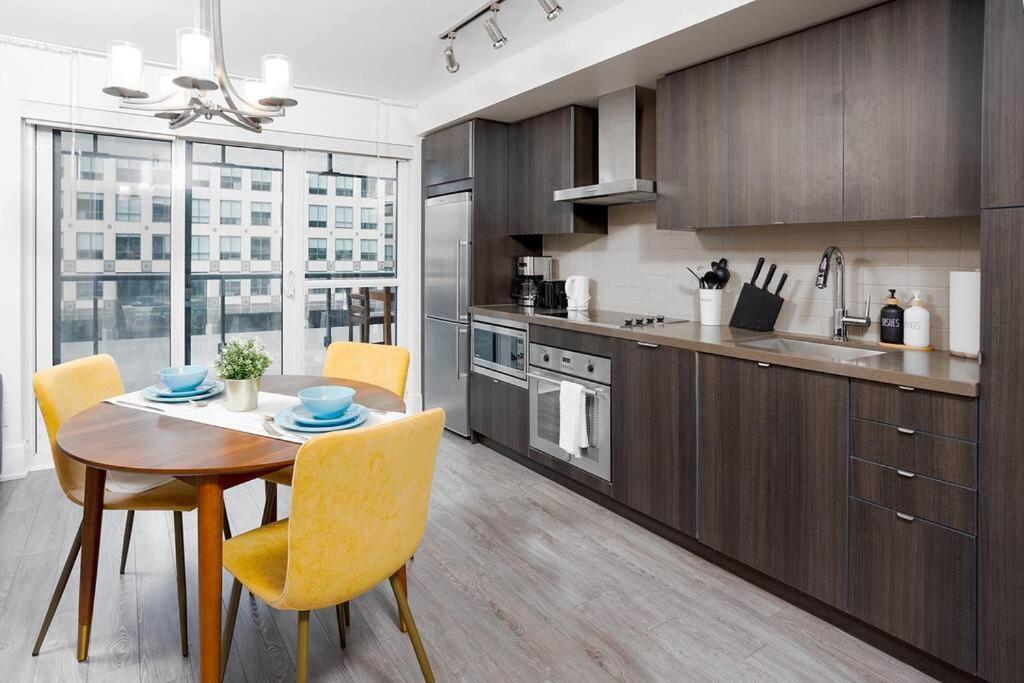 Chic 1-Br Condo; Parking Included; Downtown Core Toronto Eksteriør bilde
