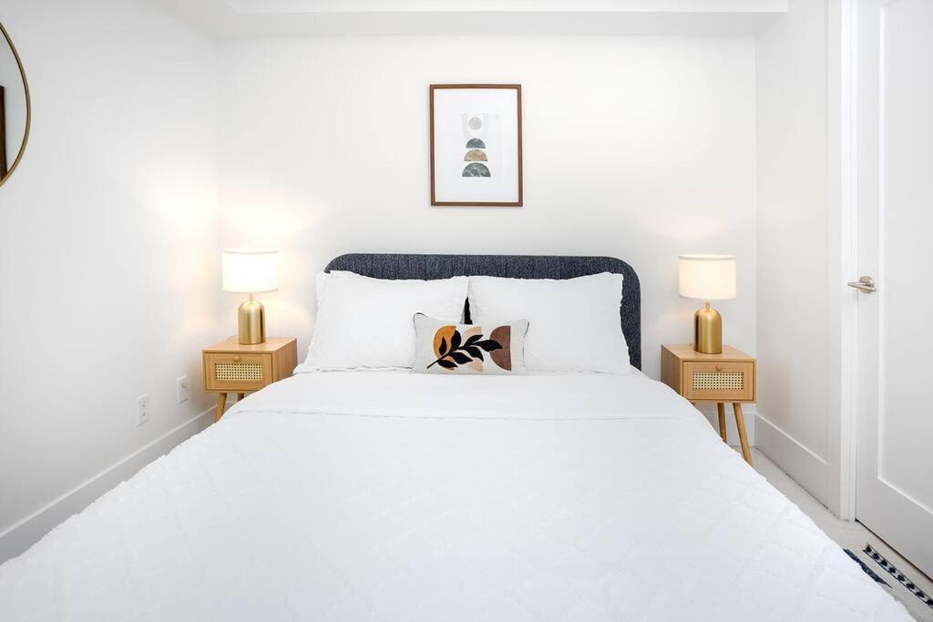 Chic 1-Br Condo; Parking Included; Downtown Core Toronto Eksteriør bilde